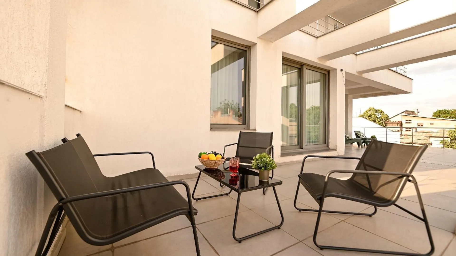 Urban Paradise - Modern Central Accommodation Bucharest Apartment