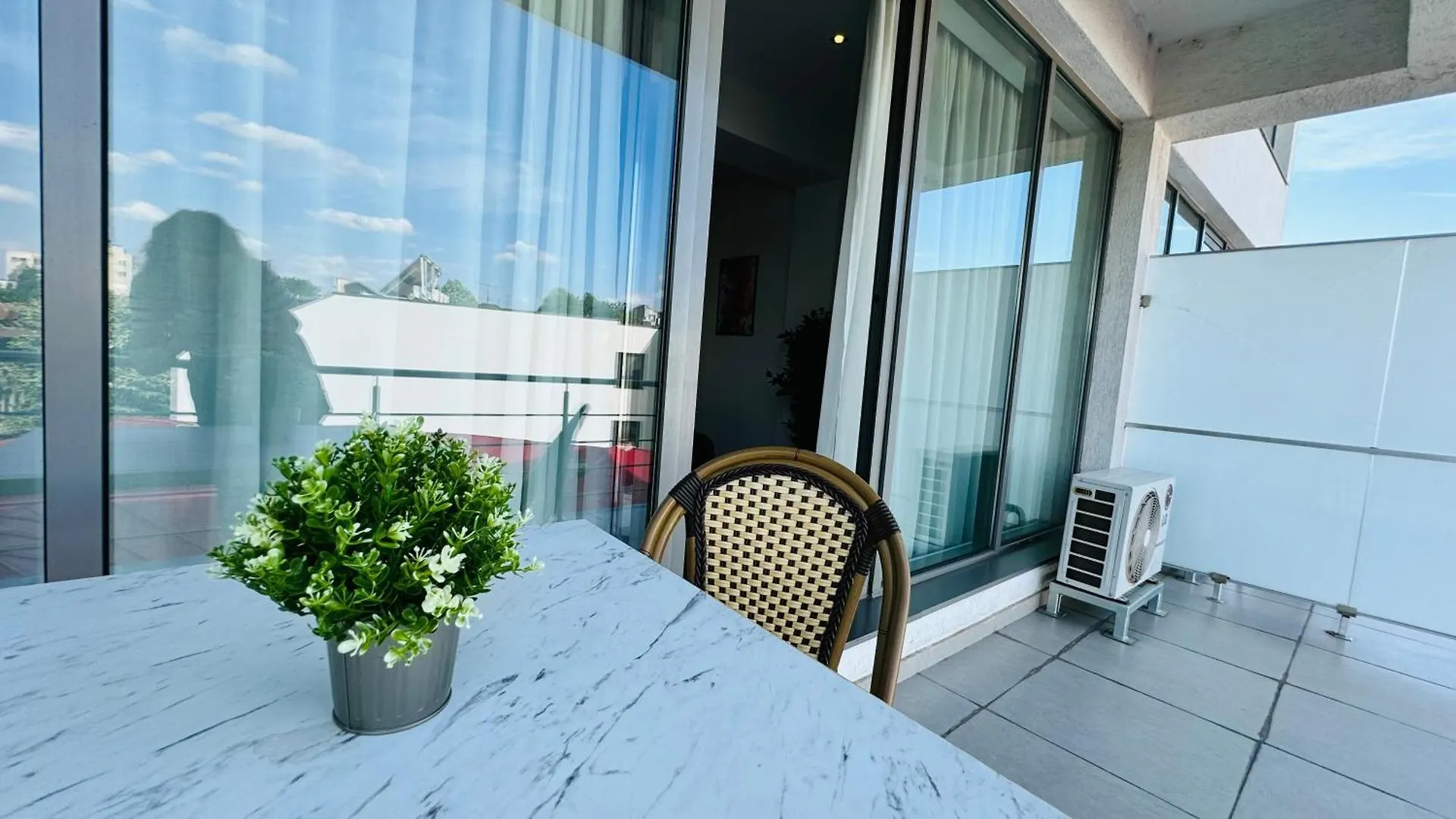 Urban Paradise - Modern Central Accommodation Bukareszt 0*,